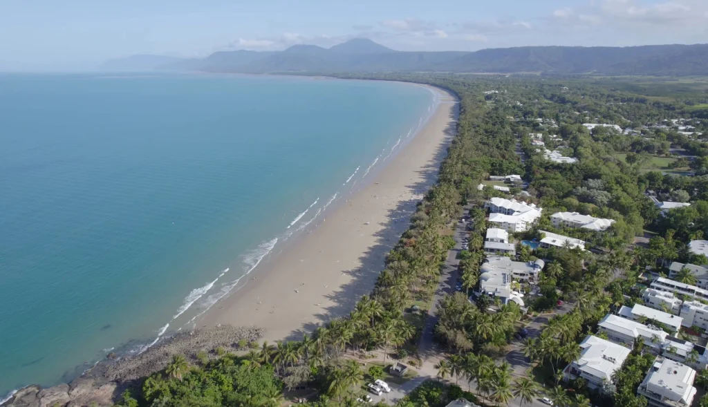 Port Douglas - paradisul tropical al Australiei for mile beach port douglas australia