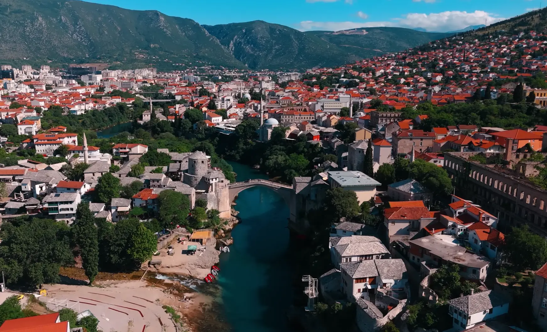 Mostar, orașul care te cucerește prin istorie, peisaje și atmosfera sa aparte mostar